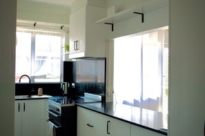 Fridge, microwave, oven, stovetop - Coastal Minimalist Retreat Steps from the Water (The Entrance)