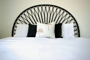 Free WiFi, bed sheets - Coastal Minimalist Retreat Steps from the Water (The Entrance)