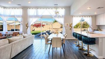 Ferienhaus (3 Bedrooms) | Essbereich im Zimmer