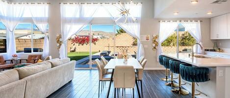 Ferienhaus (3 Bedrooms) | Essbereich im Zimmer