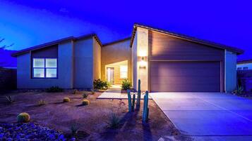 Fassade der Unterkunft – Abend/Nacht