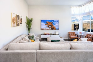Nhà, hồ bơi riêng (3 Bedrooms) | Phòng khách | TV màn hình phẳng 43-inch có truyền hình cáp, banh bàn, bàn bóng bàn 