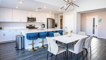 Huis (3 Bedrooms) | Privékeuken | Een koelkast, een microgolfoven, een oven, een kookplaat