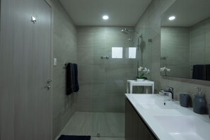 Shower, jetted bath, hair dryer, towels - Exclusive private 2BR Penthouse,200m², Rooftop, Jacuzzi, BBQ (Punta Cana)