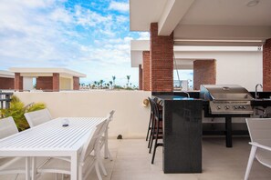 Outdoor dining - Exclusive private 2BR Penthouse,200m², Rooftop, Jacuzzi, BBQ (Punta Cana)