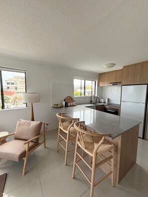 Oven, dishwasher - Ocean View Apartment in Mermaid Beach (Mermaid Beach)