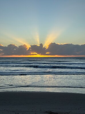 Beach - Ocean View Apartment in Mermaid Beach (Mermaid Beach)