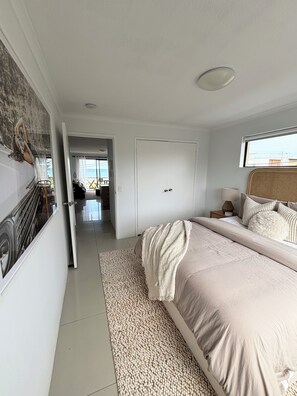 1 bedroom, iron/ironing board, WiFi, bed sheets - Ocean View Apartment in Mermaid Beach (Mermaid Beach)