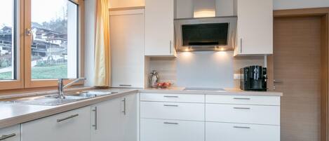 Kjøleskap, mikrobølgeovn, ovn og kokeplater