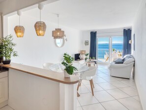 Interior - Belleza II by Interhome (Roses)
