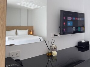 Desk, laptop workspace - BS KRABI HOTEL (Krabi)