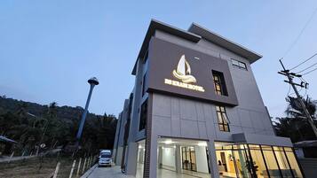 Vista frontal de la propiedad