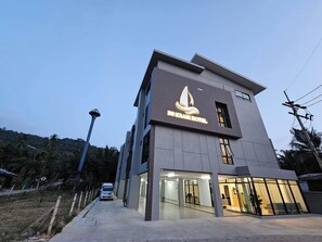 Vista frontal de la propiedad