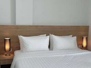 Escritorio y espacio para trabajar con laptop