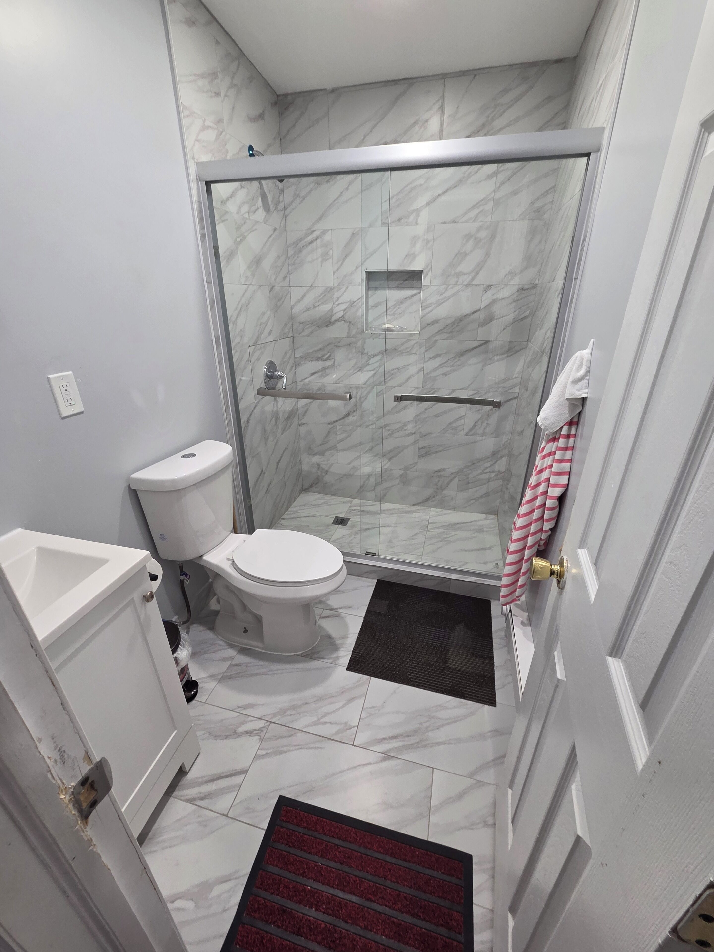 Regadera, secadora de cabello, bidet, toallas 