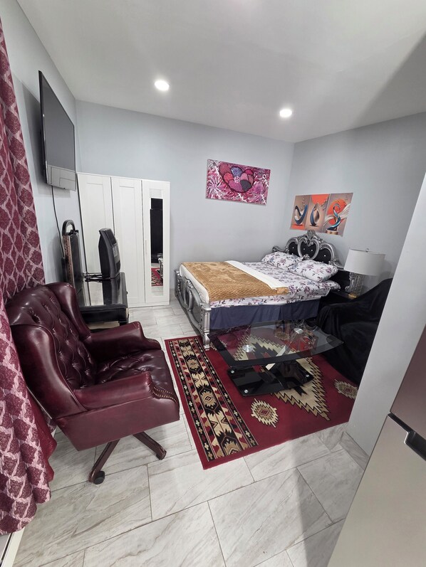 WiFi, bed sheets - At home in this new mini apartment with a private bath& a new royal queen bed, (Irvington)