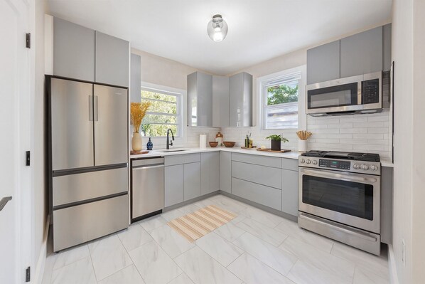 Private kitchen - Spacious Family Loft with Dining, Game Room, Near NYC, Sleeps 14 (Leonia)