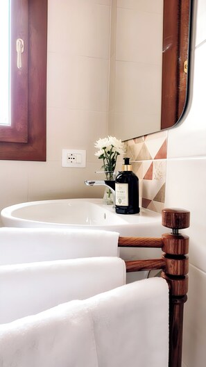 غرفة مزدوجة مريحة - منظر للحديقة | حمام | تجهيزات دش، مستلزمات للعناية الشخصية صديقة للبيئة، مجففات شعر