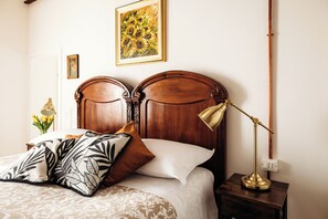 Ylelliset vuodevaatteet, untuvapeitot, pillowtop-patjalliset sängyt