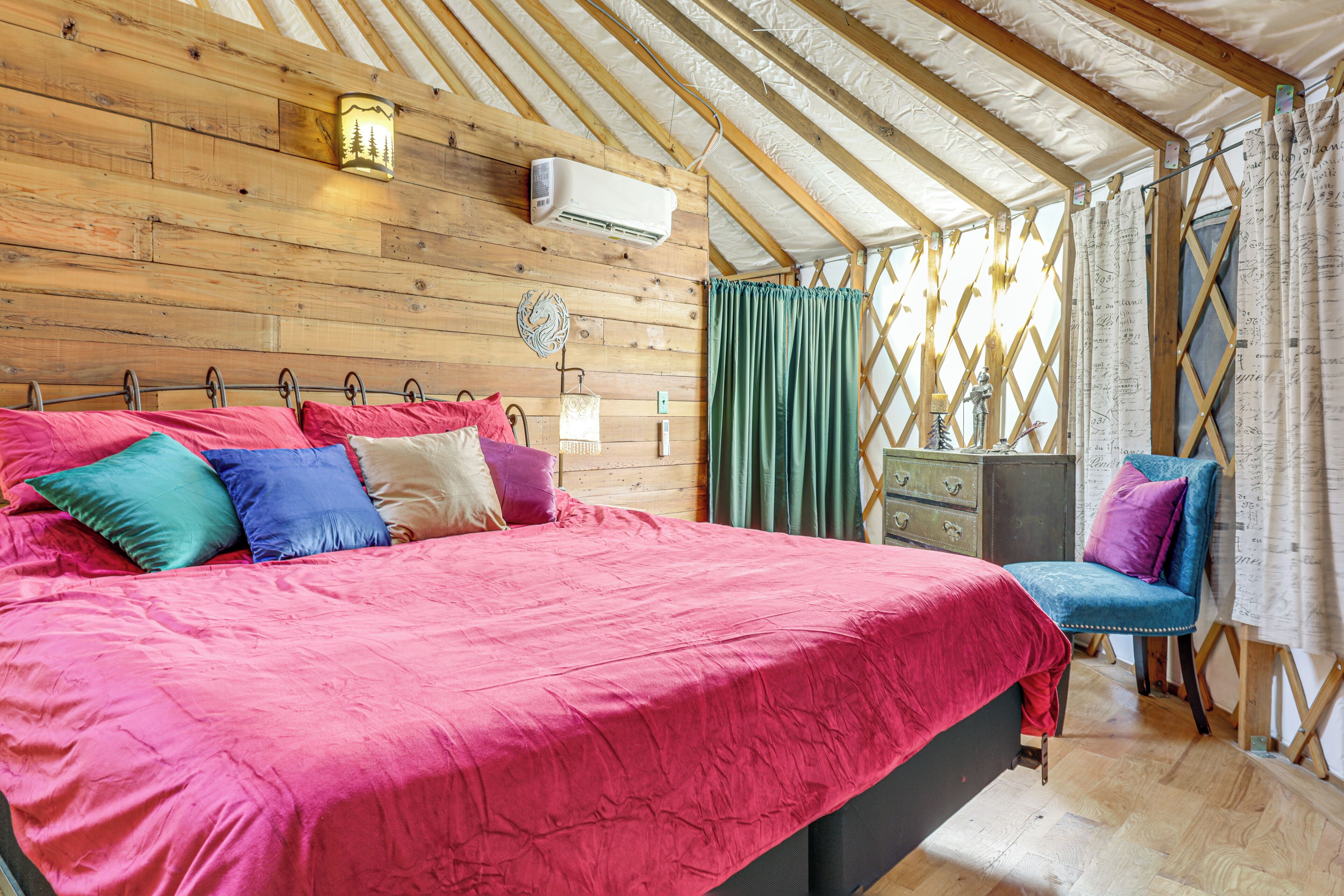 1 bedroom, desk, internet, bed sheets