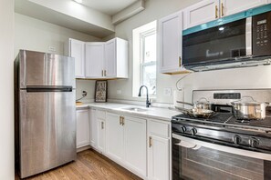 Refrigerador, microondas, parrilla de estufa y cafetera y tetera 