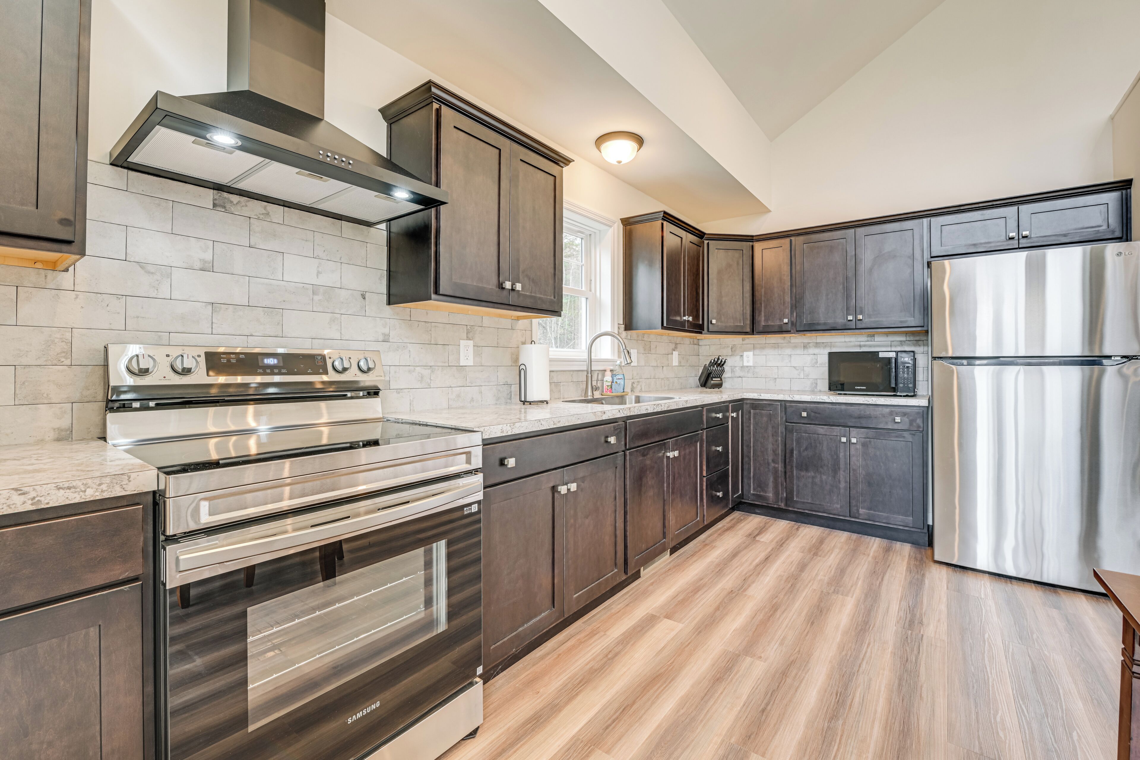 Fridge, microwave, stovetop, coffee/tea maker