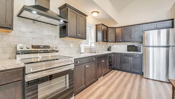 Refrigerador, microondas, parrilla de estufa y cafetera y tetera