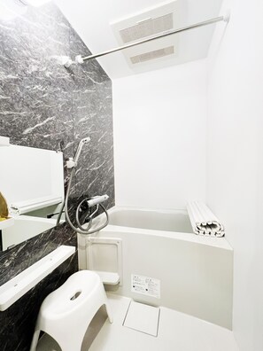Shower, hair dryer, towels, shampoo - Haku Yuukyu-no-Ten Japanese Style Residence/ Rarely available due to Tokyo's cold winters/ Rarely available due to Tokyo's cold winters/ In the heart of Shinjuku/ 4 minute walk from East Shinjuku Station/ Max 7 people/ Newly renovated/ Family friendly (Shinjuku City)