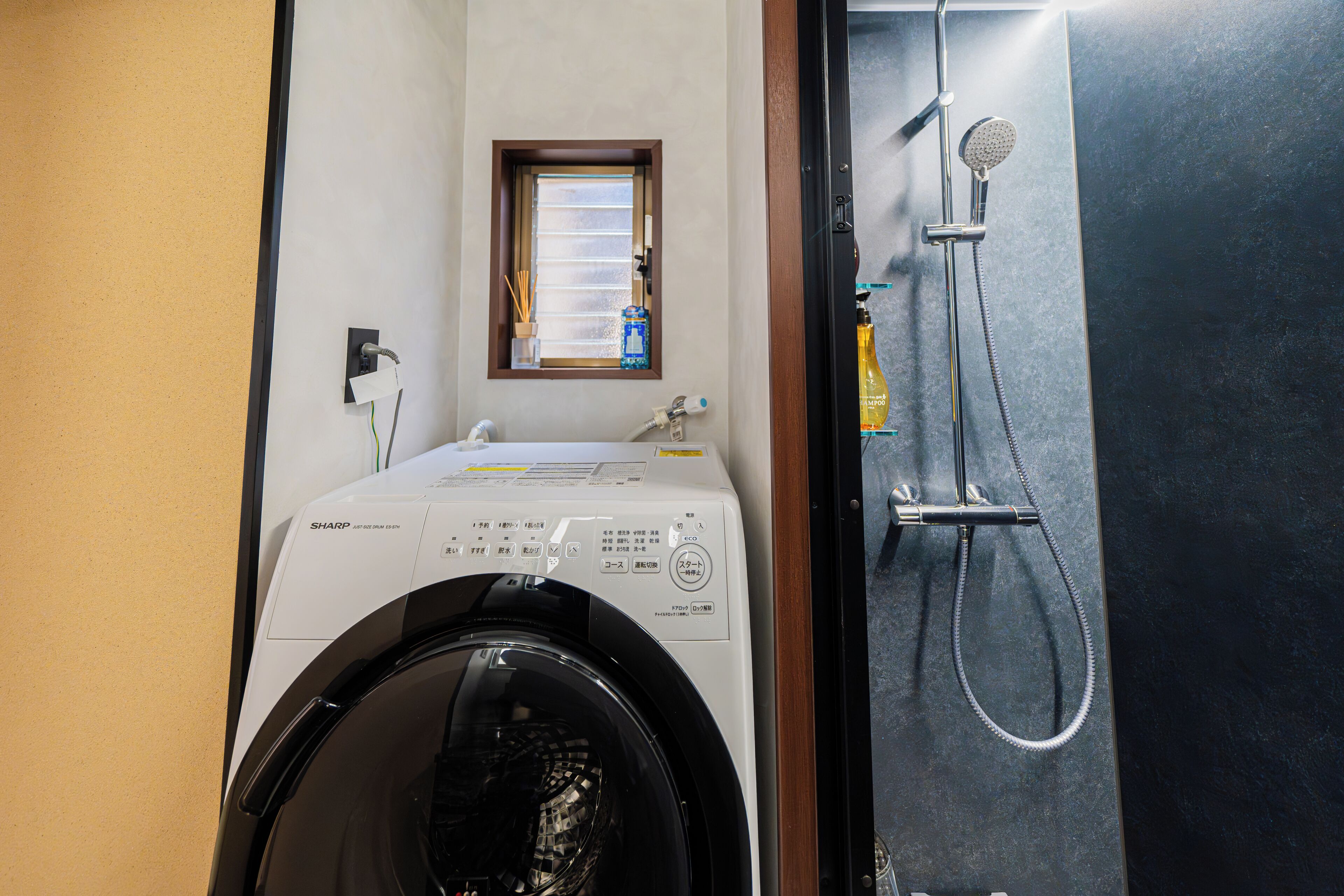 シャワー、ヘアドライヤー、タオル、シャンプー