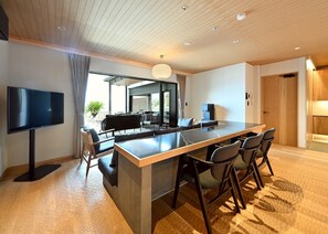 Villa de lujo, no fumadores, vistas al mar | Caja fuerte, escritorio, espacio para trabajar con un portátil