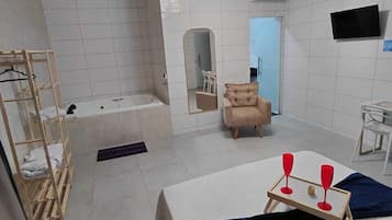 Quarto casal romântico, 1 cama de casal, para não fumantes | Escrivaninha, espaço de trabalho para notebook, Wi-Fi de cortesia