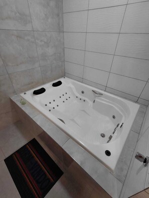 Suite Deluxe, 1 cama matrimonial, para no fumadores | Escritorio, espacio para trabajar con laptop y wifi gratis 