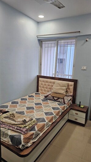 2 bedrooms, desk
