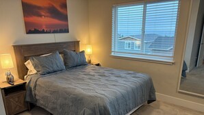 3 bedrooms, iron/ironing board, WiFi, bed sheets - Hill top Oceanside Escape--30+days minimum! (Tillamook)