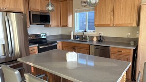 Microwave, oven, stovetop, dishwasher - Hill top Oceanside Escape--30+days minimum! (Tillamook)