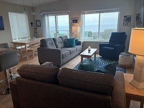 TV, fireplace - Hill top Oceanside Escape--30+days minimum! (Tillamook)