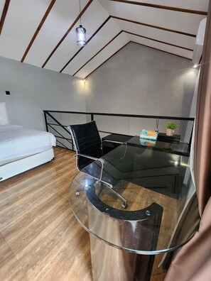 مكتب ومساحة عمل للكمبيوتر المحمول ومكواة/لوح كي وواي فاي مجانًا