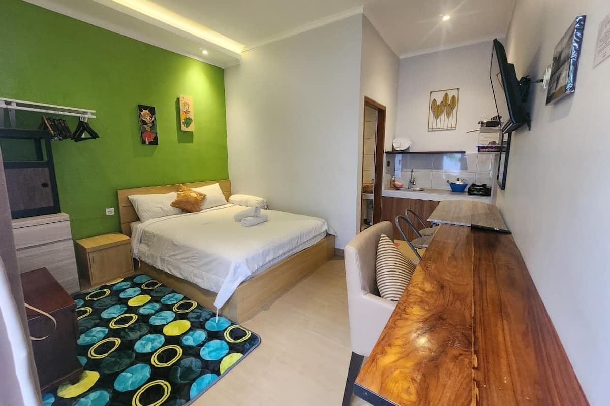 Estúdio luxo, vista para o jardim | Escrivaninha, espaço de trabalho para notebook