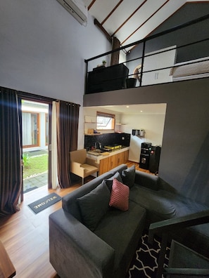 Duplex luxo, vista para o jardim | Escrivaninha, espaço de trabalho para notebook