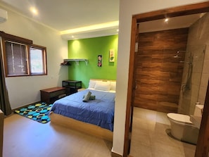 Estúdio luxo, vista para o jardim | Banheiro | Chuveiro, toalhas de banho, sabonete, shampoo