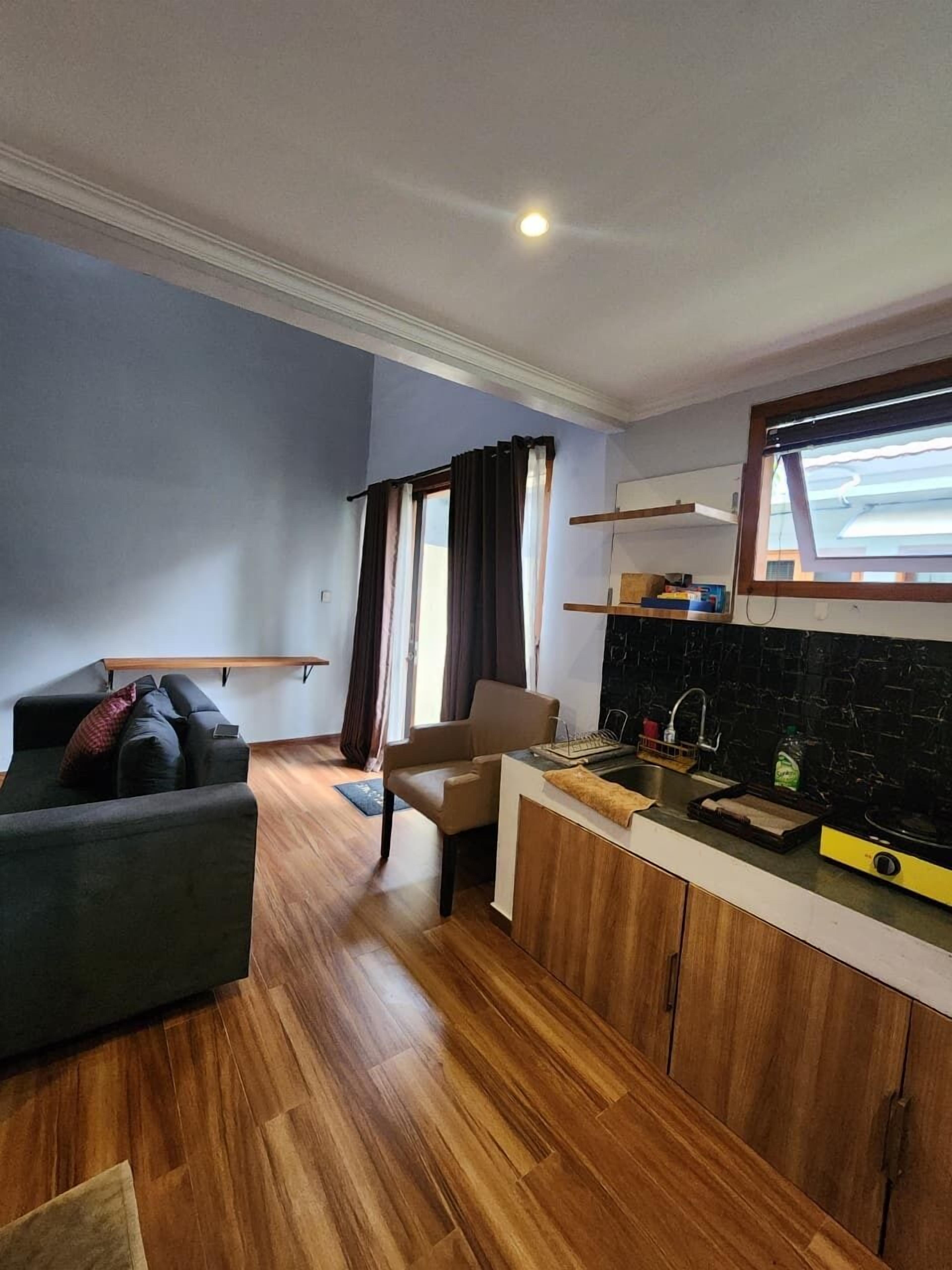 Deluxe Duplex, Garden View | Private kitchenette | Stovetop, cookware/dishes/utensils