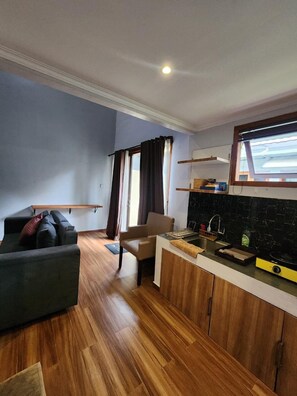 Dupleks Deluks, pemandangan kebun | Dapur kecil pribadi | Kompor dan peralatan masak/sendok-piring