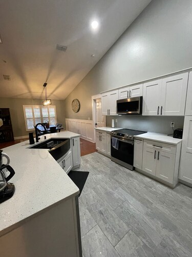 Modern Renovated Townhome, Near Springs, 30 Min to Theme Parks.