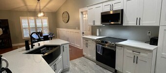 Modern Renovated Townhome, Near Springs, 30 Min to Theme Parks.