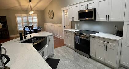Modern Renovated Townhome, Near Springs, 30 Min to Theme Parks.