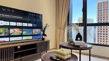 Una scrivania, tende oscuranti, Wi-Fi gratuito