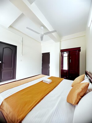 Espaço de trabalho para notebook, Wi-Fi de cortesia, roupa de cama