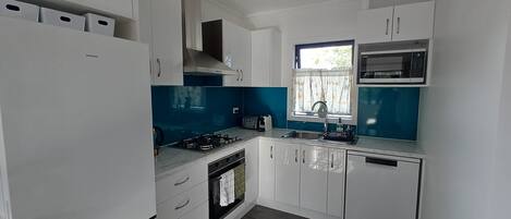 Mikrowelle, Ofen, Herdplatte, Geschirrspüler