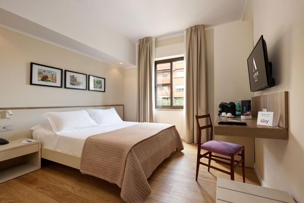 Zimmersafe, Schreibtisch, laptopgeeigneter Arbeitsplatz