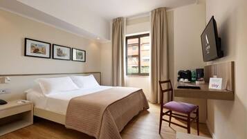 Zimmersafe, Schreibtisch, laptopgeeigneter Arbeitsplatz